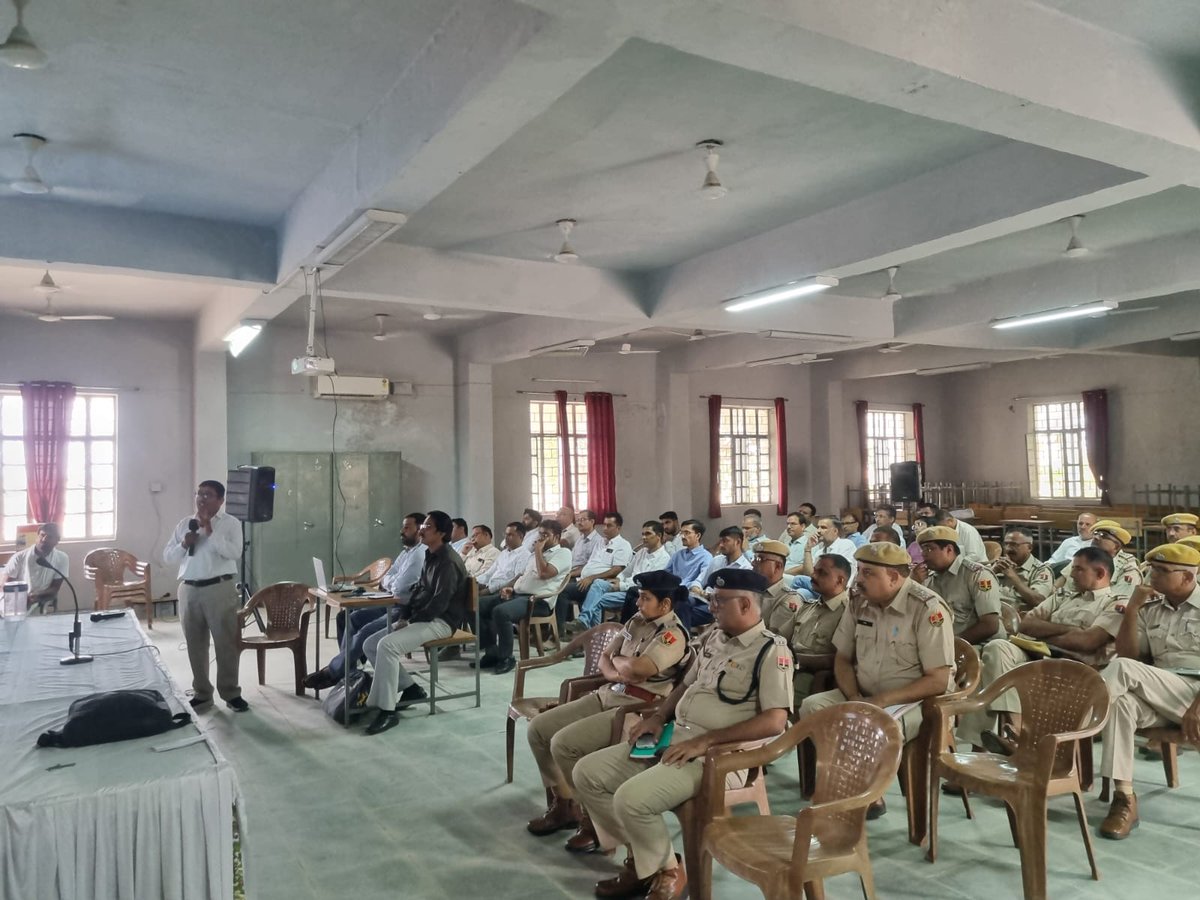 airnews_jaipur's tweet photo. जैसलमेर में सेक्टर अधिकारियों एवं पुलिस अधिकारियों का चुनाव कार्यो एवं निर्वाचन आयोग के आदेशों की पालना में प्रशिक्षण राजकीय पॉलीटेक्निक महाविद्यालय के सभागार में आयोजित हुआ।
@PoliceRajasthan 
@DmJaisalmer 
@Manishjslmr https://t.co/Q9Y1Kvkvqp