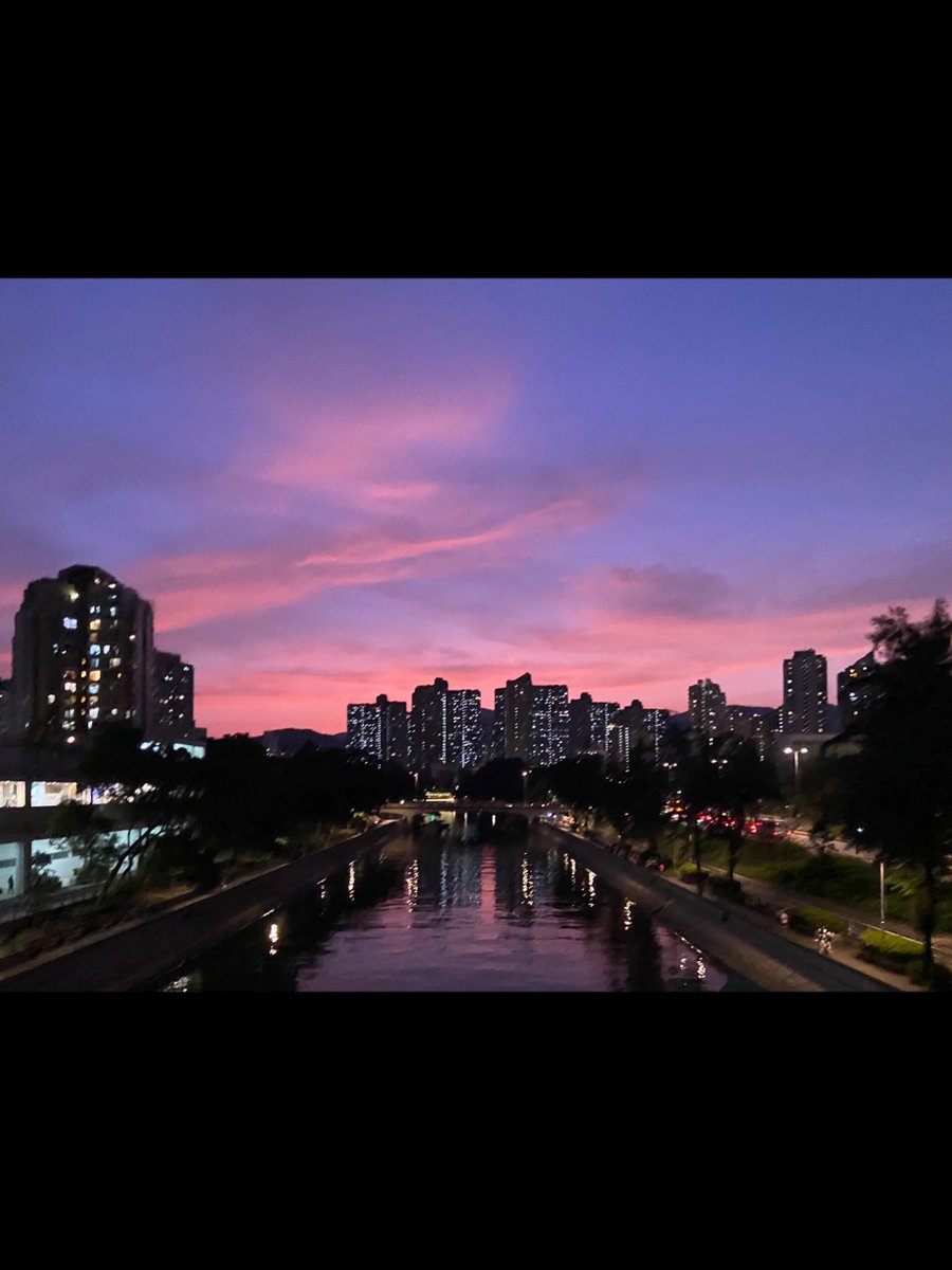 Daniell58681499's tweet photo. 异地的晚霞我拍给你，身边的热奶茶分你半杯，距离没挡住细碎的想念，想你的心每分每秒都在递到你面前 https://t.co/XH3uwsQM1E