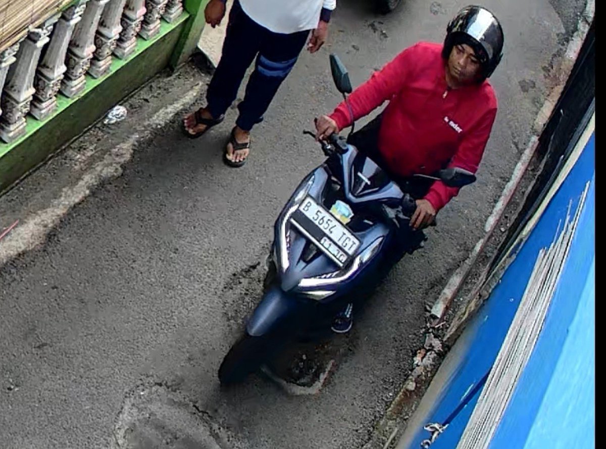 eDzulfikar's tweet photo. Dicek cctv di gang belakang rumah, keliatan ini orsngnya. Motor gw yg dipake abang baju merah, nah si ojol ni yg bonceng baju merah menuju ke lokasi.

Plat yg kebaca B6271 YBI, ga jelas antara 1 atau 3, I atau T juga.kayaknya bodong dan kayaknya bukan ojol beneran https://t.co/qynqbiQSYf