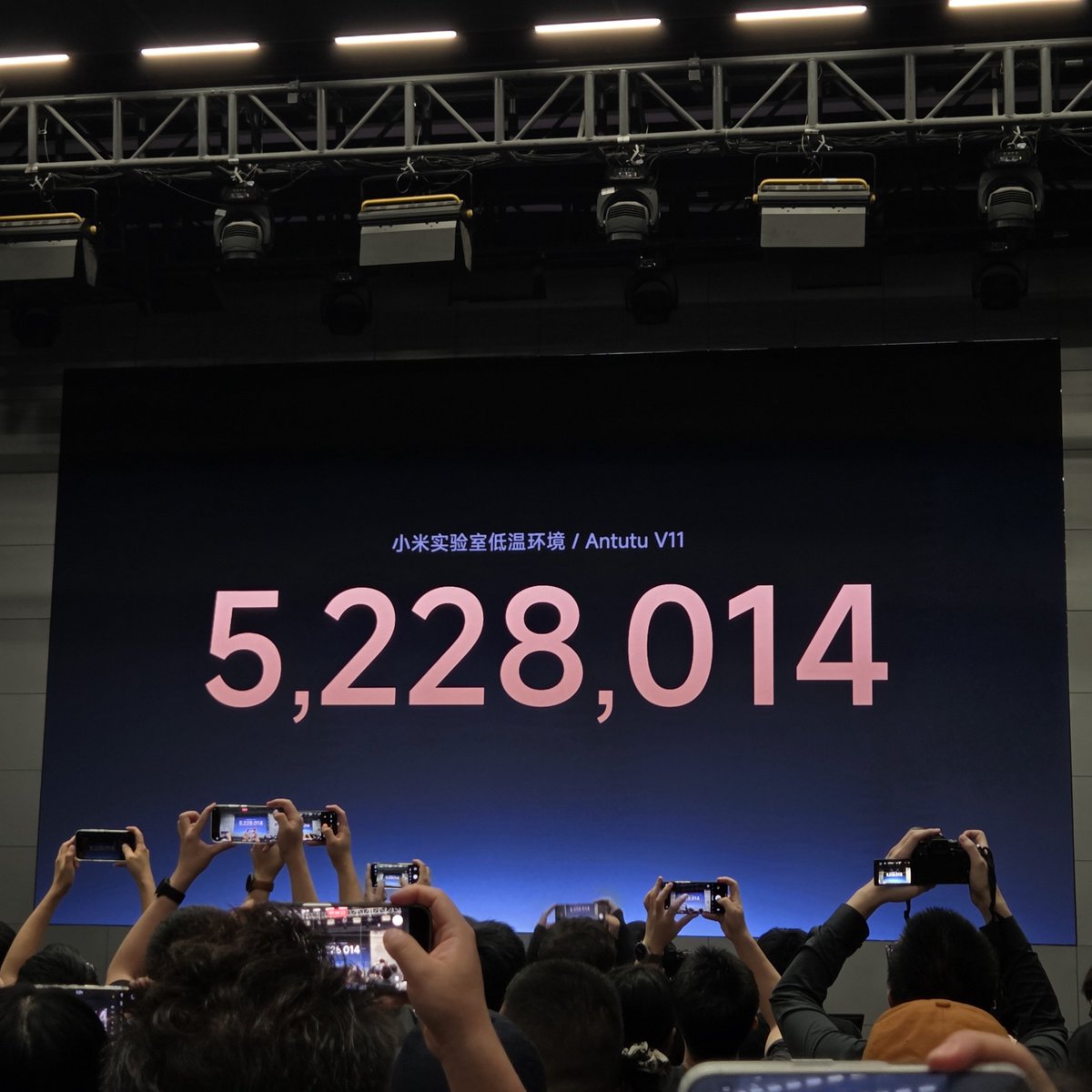 UniverseIce's tweet photo. Xiaomi’s Xring O3 has achieved an AnTuTu score of 5.22 million, far surpassing every smartphone processor currently available. Its GPU performance has improved by a massive 85%. The chip features six ultra-large CPU cores plus four additional cores, and is also the first to support LPDDR6 memory.