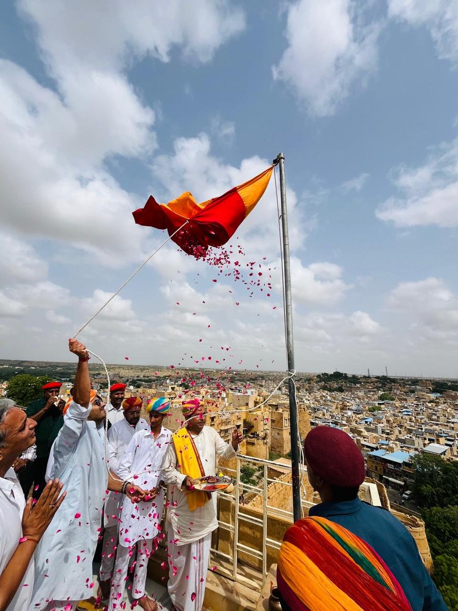 crsinghbhati's tweet photo. आज जैसलमेर के 871वें स्थापना दिवस के पावन अवसर पर दुर्ग स्थित श्री स्वांगिया माता मंदिर में विधि-विधान के साथ पूजा-अर्चना कर आशीर्वाद प्राप्त किया।

इस अवसर पर जैसलमेर के संस्थापक महारावल जैसलदेव जी की प्रतिमा का पूजन, गायत्री यज्ञ तथा दुर्ग की गौरवशाली परंपरा के अनुरूप ध्वज पूजन संपन्न किया।

माँ स्वांगिया जी से सर्वमंगल, सुख, समृद्धि, शांति एवं खुशहाली की मंगलकामना की। जैसलमेर का गौरव, वैभव एवं समृद्ध सांस्कृतिक विरासत युगों-युगों तक अक्षुण्ण रहे तथा स्वर्णनगरी निरंतर प्रगति के नए आयाम स्थापित करे, यही प्रार्थना है।

समस्त जैसलमेरवासियों को 871वें स्थापना दिवस की हार्दिक बधाई एवं अनंत शुभकामनाएँ।

जय जैसाण!