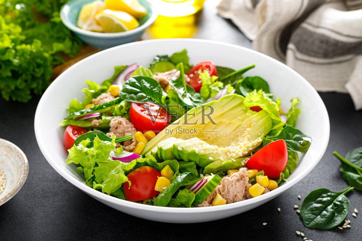 Hhhhhjihi's tweet photo. Hoy comimos una ensalada fresca de lechuga, tomate y aguacate, superligera y deliciosa ， https://t.co/BK5N4ArBCp