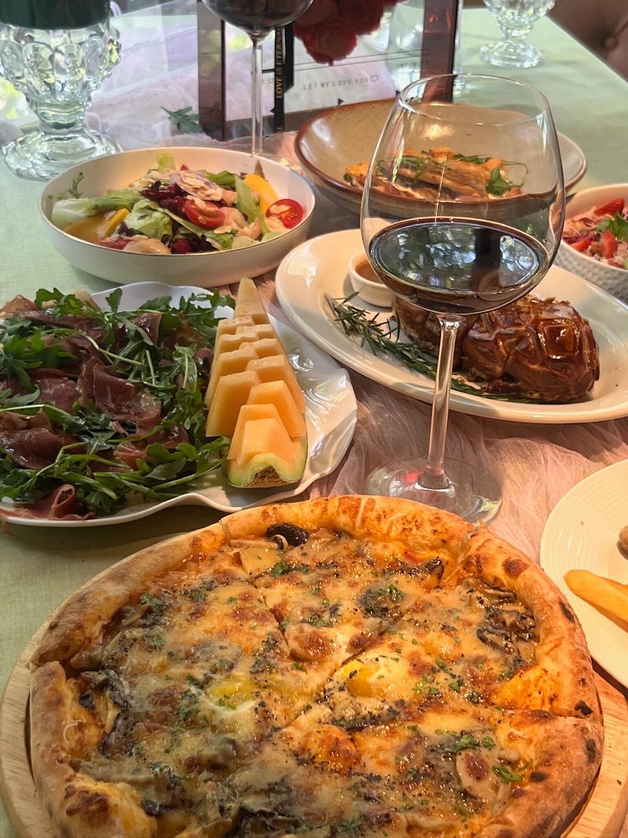 JuliaGuelpja's tweet photo. Hoy, risas con pizza y mi familia: los pequeos momentos son los mejores tesoros. https://t.co/M24DALYhQe