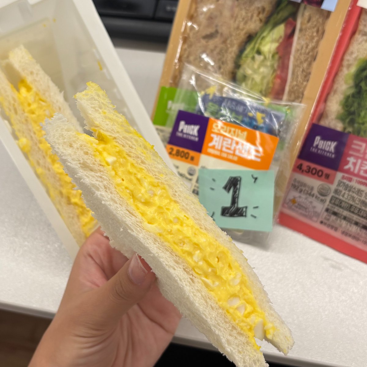 BGFretail's tweet photo. 담당자가 찐으로 애정하는 CU 샌드위치 순위 공개!🥪
직접 엄선한 맛도리 3대장입니다

🥇1위 오리지널 계란샌드
(부드러움 끝판왕)
🥈2위 올리브참치 하프앤하프
(조합 미쳤음)
🥉3위 크랜베리 치킨샌드
(단백질 충전 완료)

[샌드위치 RT이벤트]
RT+팔로우=CU 5천원권(5명)
9/8 발표

#CU #샌드위치 https://t.co/ldD5POcRMz