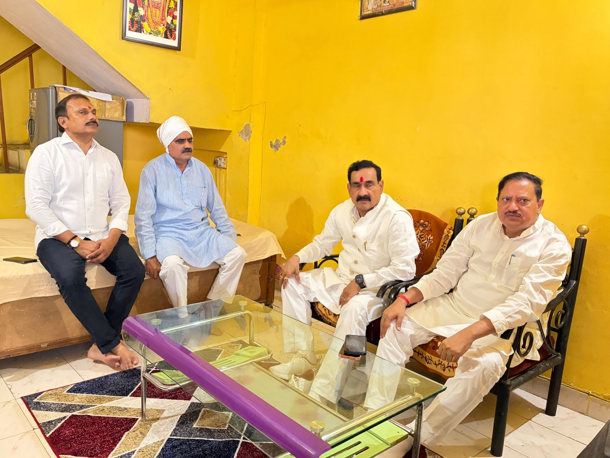 drnarottammisra's tweet photo. भारतीय जनता पार्टी सहकारिता प्रकोष्ठ, मध्य प्रदेश के पूर्व प्रदेश सह-संयोजक श्री उमाकांत दीक्षित जी के भोपाल स्थित कोलार निवास पर पहुंचकर उनकी आदरणीय स्वर्गीय माताजी को श्रद्धा-सुमन अर्पित किए। इस अवसर पर पूर्व कैबिनेट मंत्री एवं भाजपा के वरिष्ठ नेता श्री अरविंद भदौरिया जी भी उपस्थित रहे।