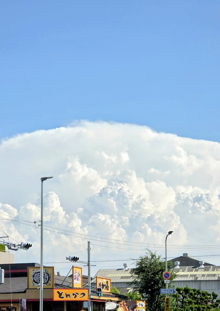 manabiyaPandA's tweet photo. 今日も大阪は良い天気で暑いです☀
雲と空が綺麗です😃

今日もゆるーくやってこう😌
#放課後等デイサービス　#豊中市　#西淀川区 https://t.co/Psr3IsmhRR