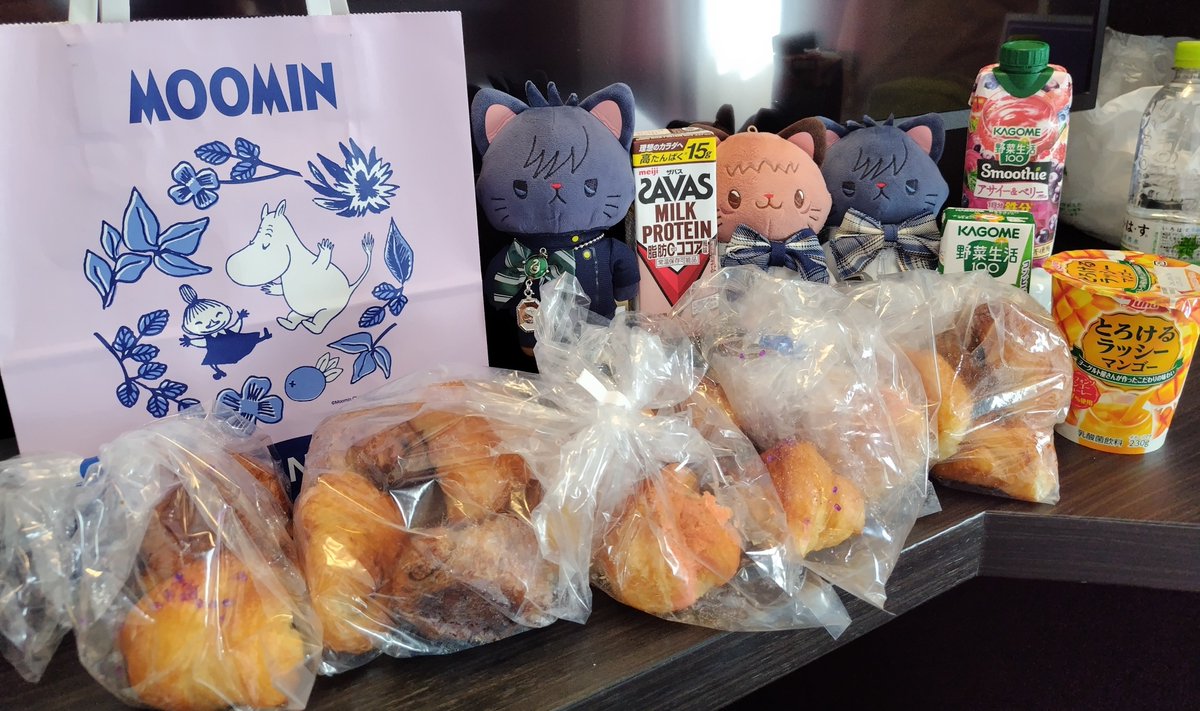 aaaaakii's tweet photo. めぐにゃんさん と 朝ごはん
お友達のゆじにゃとめぐにゃとクロワッサン20個でパン祭り🥐🥐🥐 https://t.co/QhVXw9s59g