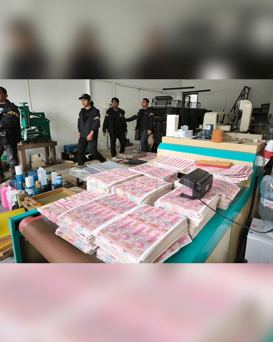 DivHumas_Polri's tweet photo. Ditreskrimsus Polda Metro Jaya membongkar pabrik uang palsu di kawasan Taman Tekno, Setu, Tangerang Selatan, Jumat (21/8/2026). Polisi mengamankan 360.000 lembar uang palsu pecahan Rp100 ribu senilai Rp36 miliar serta empat tersangka. Uang palsu tersebut disebut berkualitas tinggi dan sebagian telah siap diedarkan. Polisi juga menyita berbagai peralatan produksi dan mengungkap sindikat telah beroperasi sejak Maret 2026. Namun, uang palsu tersebut dipastikan belum sempat beredar di masyarakat. Sementara itu, Polda Metro Jaya akan berkoordinasi dengan Bank Indonesia untuk kepentingan pemeriksaan ahli sekaligus memperkuat pembuktian dalam proses penyidikan.

Atas perbuatannya, para tersangka dijerat dengan Pasal 374 dan atau Pasal 375 KUHP juncto Pasal 20 Undang-Undang Nomor 1 Tahun 2023 tentang KUHP, serta Pasal 36 dan atau Pasal 37 Undang-Undang Nomor 7 Tahun 2011 tentang Mata Uang. "Ancaman pidana maksimal dalam perkara ini mencapai 15 tahun penjara," ujar Dirreskrimsus Polda Metro Jaya Kombes Pol. Dr. Victor Dean Mackbon, S.H., S.I.K., M.H., https://t.co/vU94ajok0I., Sabtu (22/8).