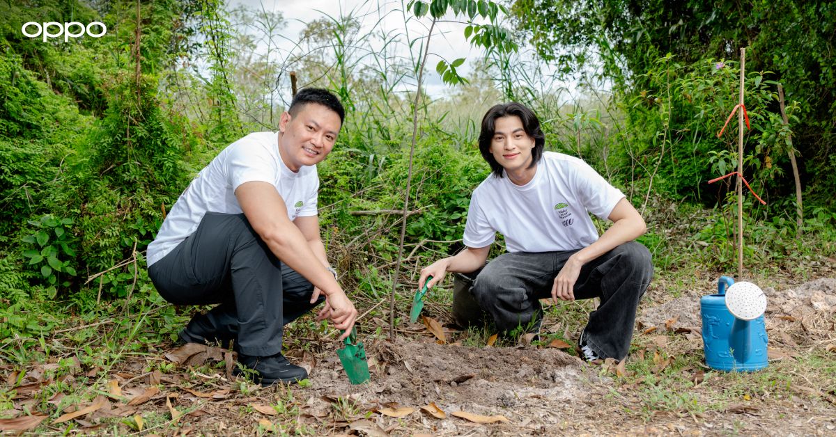 woopmag's tweet photo. กลัฟ คณาวุฒิ #GulfKanawut ร่วมกับ OPPO สานต่อโครงการ “Go Green”

เดินหน้าสร้างสังคมสีเขียว ร่วมปลูกต้นไม้เพื่ออนาคตที่ยั่งยืน

#MakeYourMoment #oppothailand

กรุงเทพฯ, 24 สิงหาคม 2569 – OPPO แบรนด์เทคโนโลยีชั้นนำระดับโลก เดินหน้าสานต่อโครงการ Go Green ตอกย้ำพันธกิจด้านความยั่งยืนในระยะยาว ผ่านการสร้างโมเมนต์สีเขียวและการลงมือฟื้นฟูสิ่งแวดล้อมอย่างต่อเนื่อง โดยในปีนี้ OPPO ผนึกกำลังคณะผู้บริหารและพนักงาน พร้อมด้วย OPPO Family “กลัฟ-คณาวุฒิ ไตรพิพัฒนพงษ์” นักแสดงชื่อดัง ร่วมกิจกรรมปลูกต้นไม้ ณ สวนพฤกษศาสตร์ระยอง อำเภอแกลง จังหวัดระยอง เมื่อวันที่ 22 สิงหาคม 2569 ที่ผ่านมา เดินหน้าภารกิจสีเขียวด้วยการปลูกต้นไม้ เพื่อร่วมฟื้นฟูความสมบูรณ์ของระบบนิเวศ อนุรักษ์ทรัพยากรธรรมชาติ และส่งต่ออนาคตที่ยั่งยืนให้แก่คนรุ่นต่อไป สะท้อนแนวคิด Make Your Moment ที่ชวนให้ทุกช่วงเวลาสามารถกลายเป็นพลังแห่งการเปลี่ยนแปลงที่ดีต่อสังคม

ภายในกิจกรรม ผู้เข้าร่วมได้ร่วมกันปลูกต้นไม้ในพื้นที่สวนพฤกษศาสตร์ระยอง พร้อมเพาะกล้าต้นไม้ลงถุงอนุบาล เพื่อส่งมอบให้กับชุมชนนำไปปลูกและดูแลต่อในพื้นที่ของตนเอง ช่วยขยายพื้นที่สีเขียว สร้างการมีส่วนร่วมในการอนุรักษ์ทรัพยากรธรรมชาติ และส่งเสริมการฟื้นฟูระบบนิเวศอย่างยั่งยืน และในฐานะผู้ลงนามใน United Nations Global Compact (UNGC) OPPO มุ่งมั่นสนับสนุนการบรรลุเป้าหมายการพัฒนาที่ยั่งยืนขององค์การสหประชาชาติ (Sustainable Development Goals: SDGs) โดยบูรณาการหลักการด้านความยั่งยืนเข้าไว้ในทุกมิติของการดำเนินธุรกิจ ตั้งแต่การกำกับดูแลกิจการและการปฏิบัติตามกฎระเบียบ การอนุรักษ์สิ่งแวดล้อม การดูแลและพัฒนาพนักงาน การสร้างสรรค์นวัตกรรมอย่างมีคุณธรรม ไปจนถึงการสร้างระบบนิเวศแห่งความร่วมมือกับพันธมิตรและผู้มีส่วนได้ส่วนเสีย เพื่อร่วมขับเคลื่อนการเติบโตของธุรกิจควบคู่กับการสร้างคุณค่าต่อสังคมและโลกในระยะยาว

นอกจากนี้ OPPO ยังนำแนวคิดด้านความยั่งยืนมาบูรณาการตลอดวงจรชีวิตของผลิตภัณฑ์ ตั้งแต่การออกแบบ การผลิต การใช้งาน ไปจนถึงการจัดการหลังหมดอายุการใช้งาน พร้อมผลักดันหลักการบรรจุภัณฑ์เพื่อความยั่งยืน 3R+1D ซึ่งครอบคลุมการลดการใช้ทรัพยากร (Reduce) การนำวัสดุกลับมาใช้ใหม่ (Reuse) การใช้วัสดุรีไซเคิล (Recycle) และการเลือกใช้วัสดุที่สามารถย่อยสลายได้ เพื่อช่วยลดผลกระทบต่อสิ่งแวดล้อมอย่างเป็นรูปธรรม

OPPO มุ่งมั่นดำเนินธุรกิจอย่างรับผิดชอบ ควบคู่กับการเติบโตไปพร้อมกับชุมชนอย่างยั่งยืน ผ่านการสร้างความตระหนักรู้ด้านสิ่งแวดล้อม การร่วมอนุรักษ์และสืบสานมรดกทางวัฒนธรรม ตลอดจนการให้คุณค่าและเคารพขนบธรรมเนียม ประเพณี และวิถีชีวิตอันเป็นเอกลักษณ์ของผู้คนในแต่ละพื้นที่ เพื่อร่วมสร้างอนาคตที่ดีและส่งต่อคุณค่าอันงดงามจากรุ่นสู่รุ่น