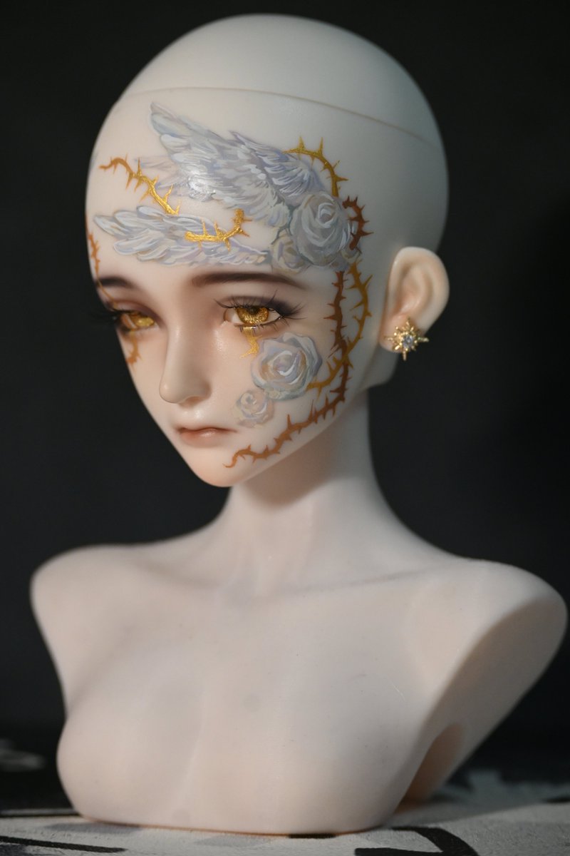 GemOfDoll2012's tweet photo. 【GEMOFDOLL】 茨を通じた贖い || Remyの非公式フェイスアップ展示
黄金の茨と純白のバラ――まるで天から降りてくる天使のように美しい。
フェイスアップアーティスト:珙桐制冰机
#bjd #doll #bjdmakeup #gemofdoll #dolls #newdoll https://t.co/b2BDrsoyMd