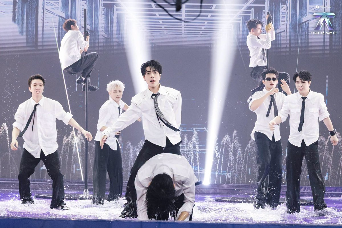 realQuangHung's tweet photo. Hôm nay tongtai dance pát teo dưới nước 💦💦
#QuangHungMasterD #MasterDEntertainment #QuangHungMasterDTinhHaSayHi https://t.co/ZW3uq24K5T