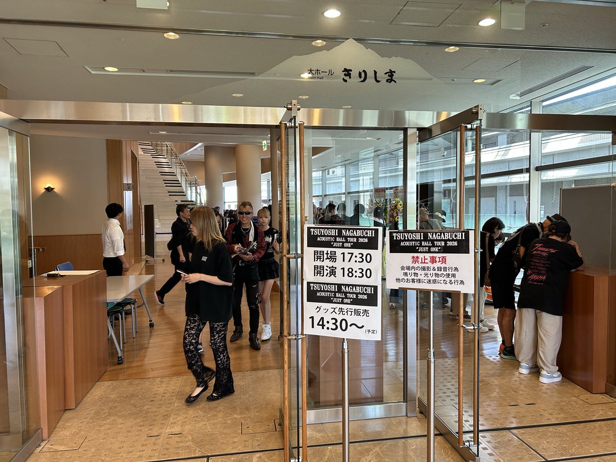 rabuko1225's tweet photo. 来たぜぇ〜‼️
都城市総合文化ホール
すでにグッズ販売並んどる。
#JUSTON
#長渕剛 https://t.co/WDmRgUSc0l