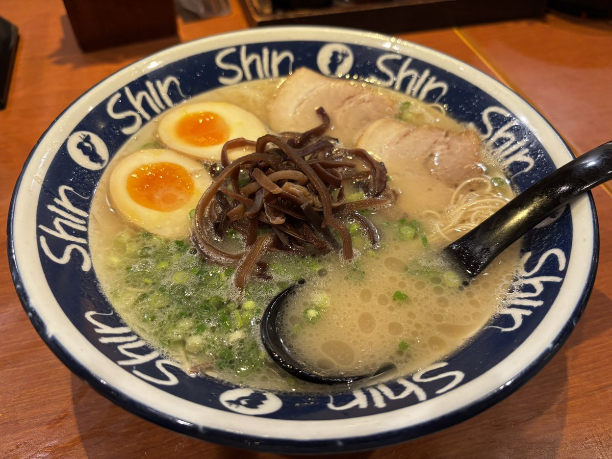 subayai_faster's tweet photo. 福岡着！
ホーム降りた瞬間に豚骨の匂いがしておもろすぎるぞ博多 https://t.co/qp1agmeARt
