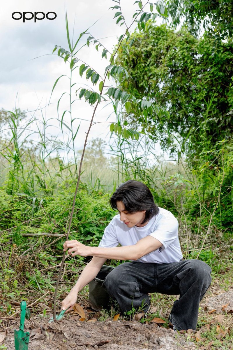 LookAround_TH's tweet photo. กลัฟ คณาวุฒิ ร่วมกับ OPPO สานต่อโครงการ “Go Green” เดินหน้าสร้างสังคมสีเขียว ร่วมปลูกต้นไม้เพื่ออนาคตที่ยั่งยืน

🔗 https://t.co/gGmli7dT3e

#GulfKanawut
#MakeYourMoment #oppothailand

OPPO แบรนด์เทคโนโลยีชั้นนำระดับโลก เดินหน้าสานต่อโครงการ Go Green ตอกย้ำพันธกิจด้านความยั่งยืนในระยะยาว ผ่านการสร้างโมเมนต์สีเขียวและการลงมือฟื้นฟูสิ่งแวดล้อมอย่างต่อเนื่อง โดยในปีนี้ OPPO ผนึกกำลังคณะผู้บริหารและพนักงาน พร้อมด้วย OPPO Family “กลัฟ-คณาวุฒิ ไตรพิพัฒนพงษ์” นักแสดงชื่อดัง ร่วมกิจกรรมปลูกต้นไม้ ณ สวนพฤกษศาสตร์ระยอง อำเภอแกลง จังหวัดระยอง เมื่อวันที่ 22 สิงหาคม 2569 ที่ผ่านมา เดินหน้าภารกิจสีเขียวด้วยการปลูกต้นไม้ เพื่อร่วมฟื้นฟูความสมบูรณ์ของระบบนิเวศ อนุรักษ์ทรัพยากรธรรมชาติ และส่งต่ออนาคตที่ยั่งยืนให้แก่คนรุ่นต่อไป สะท้อนแนวคิด Make Your Moment ที่ชวนให้ทุกช่วงเวลาสามารถกลายเป็นพลังแห่งการเปลี่ยนแปลงที่ดีต่อสังคม