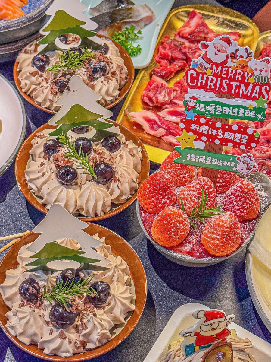 Lilymicheal3's tweet photo. Festive Christmas dinner special: Roast turkey with cranberry sauce, glazed ham and warm apple pie! Only this week – book now for a cozy holiday feast. https://t.co/k4OGLogu0O