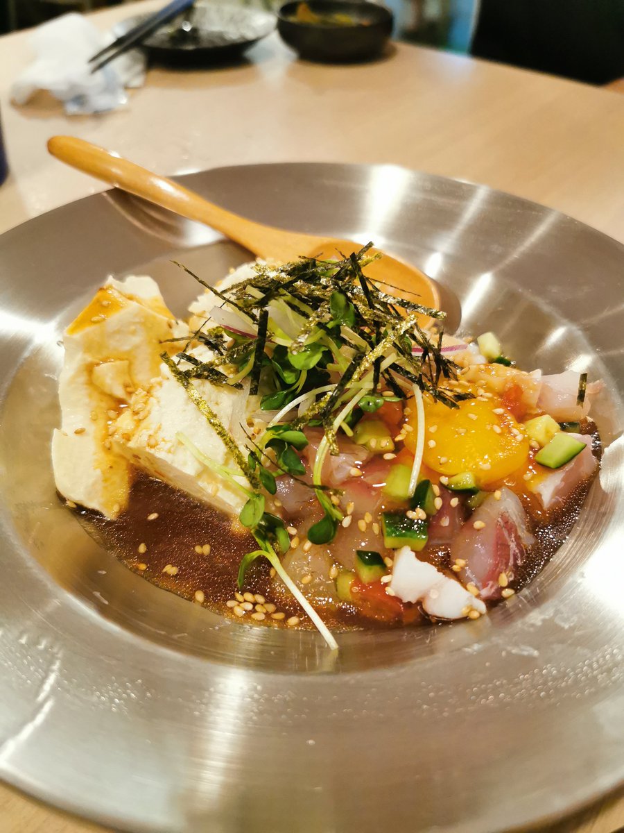 Ossans11C's tweet photo. 銚子駅前に半地下食堂howdy!さんがオープン。昼間は定食が中心、夜はお酒のあてをつまみながら一杯やる感じのお店でした。銚子駅前は長らく飲食店が少なかったですが、ここ最近増えてきて嬉しいですね。味も美味しかったですし、ぜひ行ってみて下さい。 https://t.co/iPYqXB5Vly