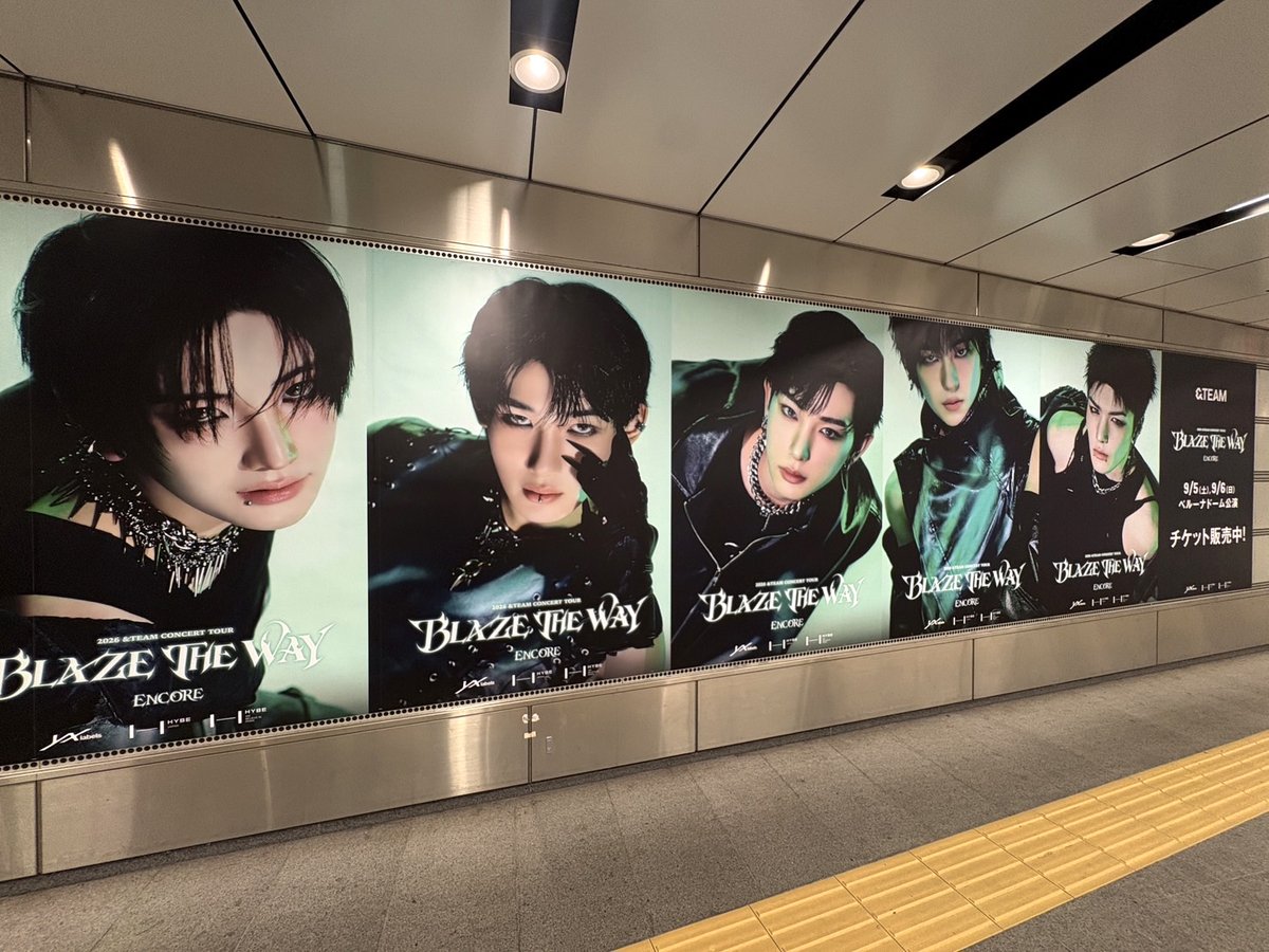 sogohodopopeye's tweet photo. #andTEAM の9月5日・6日にベルーナドームで開催される単独ドーム公演『2026 &amp;TEAM CONCERT TOUR 'BLAZE THE WAY' ENCORE in BELLUNA DOME』の広告を渋谷駅地下で発見💫
9人のメンバーがこちらを見つめる、圧巻のビジュアルでした🫶🏻 https://t.co/vXE5PTELNC
