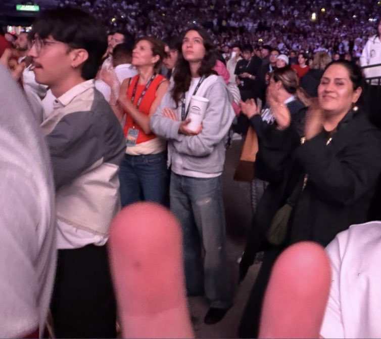 oocaycay's tweet photo. mother and daughter supporting her gf 🙂‍↕️ https://t.co/6juzDyZEi4