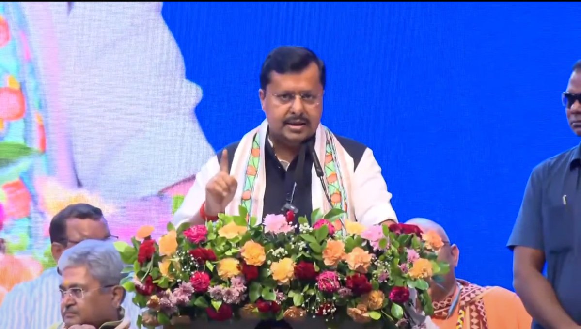 BJP4Delhi's tweet photo. 29 जुलाई, गुरु पूर्णिमा के पावन दिन पर समरसता संकल्प अभियान की शुरुआत की।

बनारस के उस कार्यक्रम में पीएम मोदी, उत्तर प्रदेश के सीएम योगी आदित्यनाथ समेत देश के सभी राज्यों से लोग उपस्थित हुए और केंद्रीय मंत्री श्री अर्जुन राम मेघवाल से इस कार्यक्रम की शुरुआत की।

मुझे खुशी है कि भाजपा का पूरा कार्यकर्ता दल समाज के साथ मिलकर इस अभियान को आगे लेकर चल रहा है।

- श्री @NitinNabin 

#SamrastaSankalpAbhiyan
