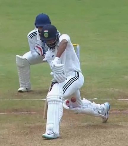 dr_strange407's tweet photo. @Abhishek060722 What a batsman🤣🤣
even gully boy plays better cricket than jhaturaaj https://t.co/9KmmLVHWJp
