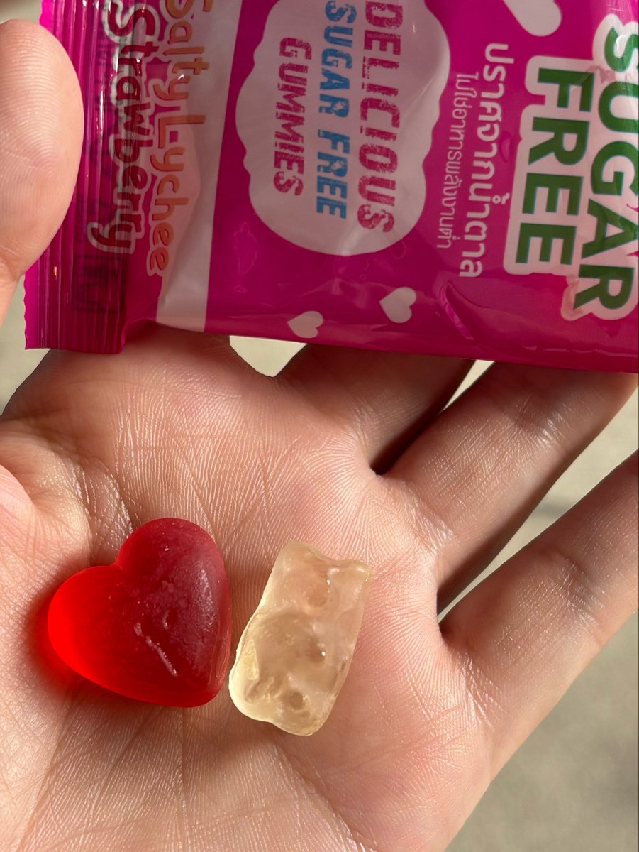 sorpor_simple's tweet photo. ในที่สุดก็มีเยลลี่หมี น้ำตาล 0% แล้ว ! กรี๊ดดด แล้วเป็นแบรนด์ Jelly Bears ด้วย ถุงละ 70 แคลเอง ชีอร่อยด้วย ไม่หนึบเท่าปกติ แต่มันคือเยลลี่ที่ไม่ร่วนอะ สู้ฟันหวานเปรี้ยว😋 

พิกัด 7-11 ตอนนี้ 2 ถุง 15 บาท (จาก 30 บาท) https://t.co/AuO5Jif9C5