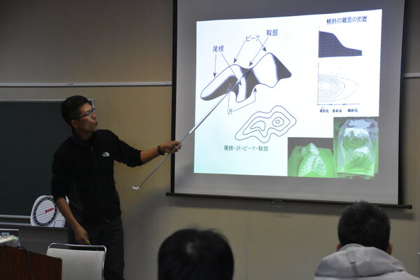 eastwind_mgr's tweet photo. 【講習会】山にまなぶ／軍曹・田中正人の地図読み講習会のご案内

日本の登山・ハイキング人口は、約440万〜500万人（レジャー白書等）、総務省の社会生活基本調査による広範なハイキングを含めた行動者数では約970万人となっています。
一方で、警察庁が公表した統計によると、2025年の全国の山岳遭難者数は3,623人と統計開始以来で過去最多を記録しました。
スマホの電波が入らない場所がバッテリーが切れてしまうトラブルに見舞われた時など、地図を読めるか・読めないかで、もしもの場合に差が出ます。ぜひ地図読みの技術を身に着けて、山を安全に楽しみましょう。

※この講習会では走力は不要です。

◎開催日：2026/10/24（土）
◎開催地：カッパクラブ（群馬県利根郡みなかみ町寺間18）
◎内容：地図読み初心者対象の基礎講習と実践（雨天決行／荒天中止）
◎講習レベル：地図の見方、等高線と地形の把握、コンパスの使い方などの基本的知識・技術の習得
◎詳細・お申込み：　
https://t.co/NrsdqZWxYx

#アドベンチャーレース #田中正人 #イーストウインド
#adventrerace #eastwind #鬼軍曹