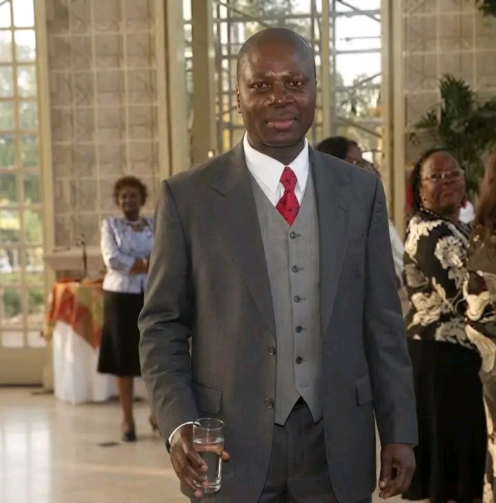 Bush200004's tweet photo. George Onyango was a resilient 43-year-old Kenyan immigrant who moved to the United States to build a brighter future for his family. 

Onyango relocated from Kenya to the United States in 2006 after winning a US Diversity Visa (Green Card). He initially settled in Yucaipa, California, seeking professional advancement.

Just a few months after the family relocated to California, his wife, Beatrice, fell severely ill and passed away.

Following his wife's death, Onyango became a widower and a single father. He dedicated most of his time to raising their two young sons, who were 11 and 13 years old. 

Long before moving to the United States, Onyango had built a foundation in legal studies in Kenya. While living in California, his ultimate goal was to practice law in the United States, so he spent his daylight hours studying intensely for the California State Bar examination.

To support his two sons and fund his legal dreams, he worked grueling part-time shifts at night as an overnight counselor at a group home for troubled and delinquent youths at the Aiming High Treatment Center in Yucaipa. 

The Center was a privately owned group home set up inside a residential three-bedroom house. Complete with a communal kitchen and a living room, it housed five troubled boys who were active probationers.

While two counselors managed the boys together during the day, the facility mandated that only one counselor remain on duty overnight. Onyango worked these night duties entirely by himself.

On the night of August 22, 2009, at around 10:00 PM, Onyango arrived at the Aiming High Treatment Center in Yucaipa to begin his overnight shift.

Before ending their shift, daytime counselors Williams and Brown briefed Onyango on the facility's status. They warned him to be extremely cautious, noting that 16-year-old resident Davion Whitmore was pacing heavily, talking to himself, and exhibiting highly agitated behavior. Williams even warned that the boys might try to run away.

Out of concern for Onyango's safety, Williams stayed 30 minutes past his shift, remaining until 10:30 P.M. Before leaving, he checked that all supply cabinets were locked and confirmed that the residents were in bed, leaving Onyango entirely alone.

At around 11:00 P.M., 17-year-old Carlos Dubose and 16-year-old Davion Whitmore confronted Onyango in the common area and demanded a pass to leave the premises. In accordance with facility protocol, Onyango refused their request because it was unauthorized.

Angered by the refusal, the two teenagers ambushed Onyango. Because he was working the overnight shift entirely alone, no other staff members were present to intervene or call for immediate help.

The boys then broke into a locked closet, grabbing a heavy clothing iron and a wooden rod. They beat Onyango unconscious, inflicting devastating trauma to his head, before tying him up and leaving him helpless on the floor.

After overpowering Onyango, the boys stole his wallet, car keys, and escaped the facility in his vehicle.

A police patrol unit spotted the stolen vehicle fleeing the Yucaipa area. When officers attempted a traffic stop, the teenagers accelerated, triggering a high-speed chase across county roads.

The high-speed pursuit ended abruptly when the teenagers lost control and crashed Onyango's vehicle in the neighboring city of Fontana, California. Police immediately arrested 17-year-old Dubose and 16-year-old Whitmore at the crash scene.

Concurrently with the crash arrest, law enforcement dispatched deputies to check on the Aiming High facility after matching the crashed vehicle to Onyango.

At around 12:30 A.M. on August 22, 2009, emergency rescue teams and San Bernardino County Sheriff's deputies entered the home, discovering Onyango bound and unresponsive on the floor with catastrophic head trauma.