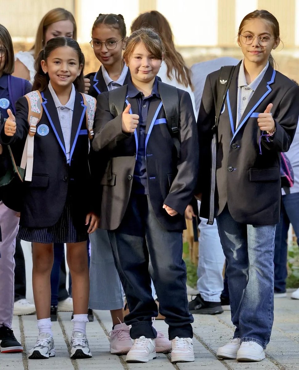 ImpactMediaFR's tweet photo. 🚨🇫🇷🏫👕 ALERTE INFO !

L’UNIFORME À L’ÉCOLE LANCÉ PAR GABRIEL ATTAL EST DÉJÀ UN VIEUX SOUVENIR 😨

Faute de moyens, l’expérimentation de l’uniforme scolaire prend déjà fin dans plusieurs villes.

Mis en place à partir de 2024, le dispositif visait notamment à réduire les différences sociales entre les élèves et à renforcer la cohésion à l’école.

Plusieurs communes renoncent désormais à poursuivre l’expérimentation en raison de la fin du financement de l’État, une décision qui déçoit également plusieurs élus locaux.

👉 UN COUP DUR POUR DE NOMBREUSES FAMILLES : certains parents avaient déjà calculé leur budget de rentrée en comptant sur l’uniforme et vont désormais devoir assumer de nouvelles dépenses vestimentaires.

(BFMTV / Éducation nationale)