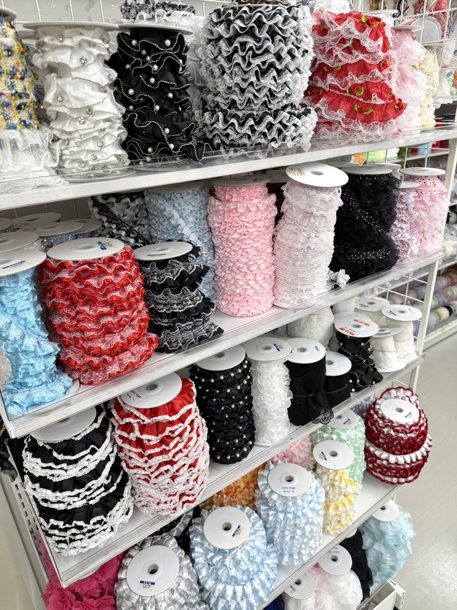 iseki_ikebukuro's tweet photo. 🎀ISEKI池袋店 地下1階🎀
【営業時間】11:00〜20:00

おはようございます☀
本日もISEKI池袋店オープンしております❣️

デコに使えるパーツやリボン、チェーン、シール、手作りのぬいが作れるぬいクロスなどなど✨多数お取り扱いございます！

池袋にお越しの際はぜひお立ち寄りくださいませ🩵
皆様のご来店心よりお待ちしております🎶