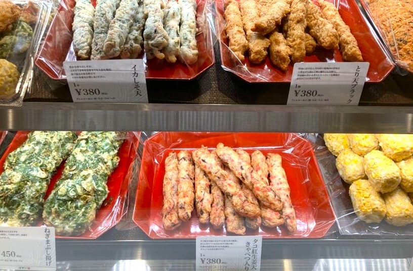 koremoutabeta's tweet photo. ごはんのおかずにもお酒のおつまみにも嬉しい練り物専門店「はせい」がコレもう食べた？エキュートエディション新橋店に出店中😋夏のおすすめは「とり天ブラック」🐔胡椒が効いた一品です💛
HPはこちら👉https://t.co/DiQQogPpTC
#コレもう食べた？
#はせい
#晩夏 https://t.co/nXfrpfmDzp