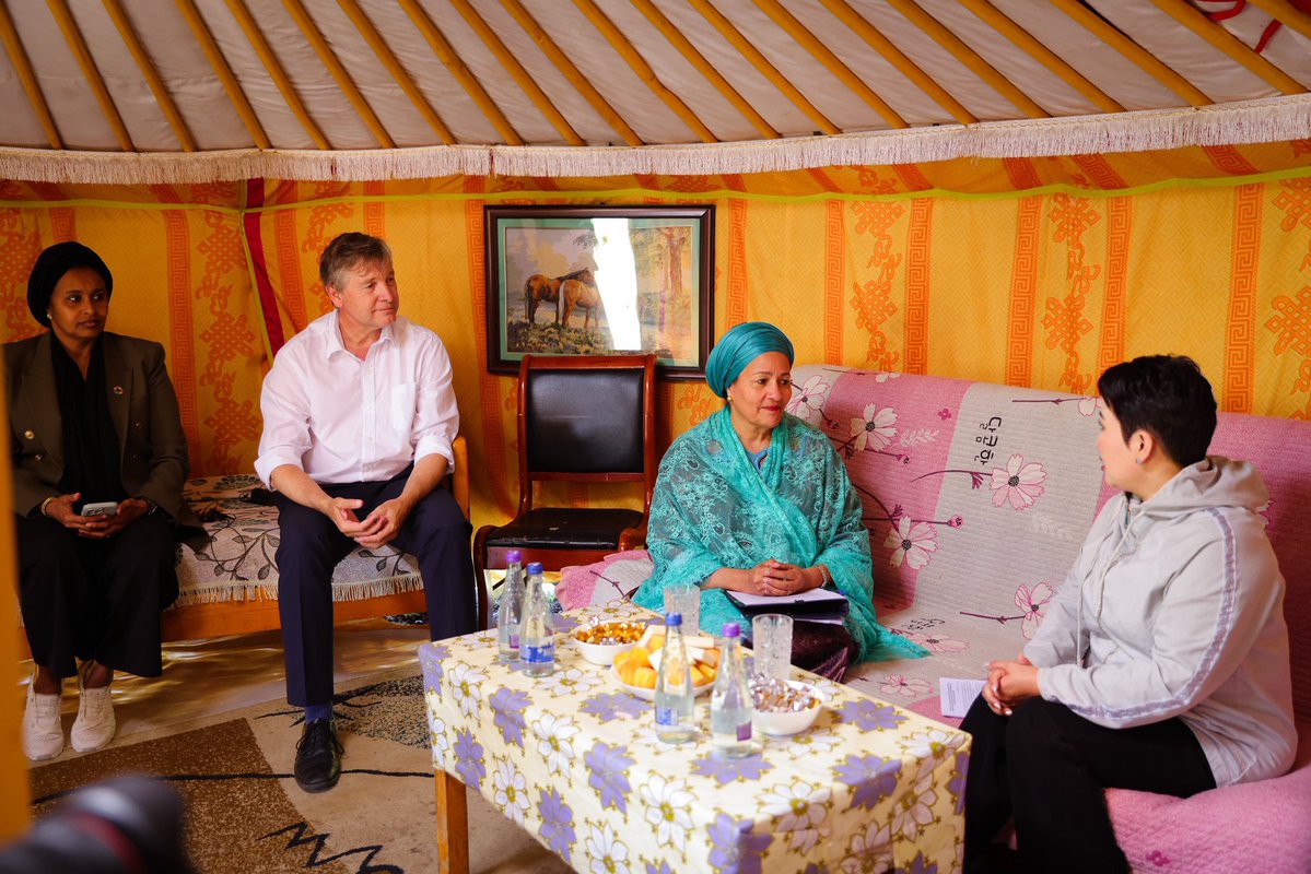 BattsetsegBatm2's tweet photo. Өчигдөр НҮБ-ын ЕНБД-ын орлогч хатагтай @AminaJMohammed Амина Ж.Мохаммедтай албан ёсны уулзалт хийлээ. Монгол Улс НҮБ-д элссэний 65 жилийн ой тохиож буй энэ онд НҮБ-ын ЕНБД-ын орлогч Монгол Улсад айлчилж, Цөлжилттэй тэмцэх тухай НҮБ-ын конвенцын талуудын 17 ду��аар бага хуралд оролцож буй нь Монгол Улс, НҮБ-ын хамтын ажиллагааг бэхжүүлэх, олон талт хамтын ажиллагааг гүнзгийрүүлэхэд чухал ач холбогдолтой.
 
Уулзалтын үеэр Цөлжилттэй тэмцэх тухай НҮБ-ын конвенцын талуудын 17 дугаар бага хурлын хүрээнд газрын доройтол, цөлжилт, ган, бэлчээрийн тогтвортой менежмент, уур амьсгалын өөрчлөлтөд тэсвэртэй байдал, санхүүжилтийн асуудлыг олон улсын түвшинд урагшлуулах, хурлын үр дүнг  Тогтвортой хөгжлийн зорилгуудын хэрэгжилт болон хөгжлийн хамтын ажиллагаатай уялдуулах талаар санал солилцов.
 
Мөн Монгол Улс Цөлжилттэй тэмцэх тухай НҮБ-ын конвенцын талуудын 17 дугаар бага хурлыг даргалах хугацаанд хурлын шийдвэр, санаачилгын хэрэгжилтийг бодит үр дүнд хүргэх, НҮБ-ын холбогдох байгууллага, хөтөлбөрүүдтэй хамтын ажиллагааг өргөжүүлэх, санхүүжилт, нөөцийн дайчилгааг нэмэгдүүлэхэд ач холбогдол өгч байгааг онцоллоо.
 
Түүнчлэн далайд гарцгүй хөгжиж буй орнуудын газрын доройтол, цөлжилт, гангийн асуудлаарх хамтын ажиллагааг бэхжүүлэх, сайн туршлага солилцох, хамтарсан санаачилгыг дэмжих чиглэлээр Монгол Улсаас хэрэгжүүлж буй үйл ажиллагааны талаар танилцуулж, цаашид НҮБ-тай энэ чиглэлд нягт хамтран ажиллахаа илэрхийлэв.