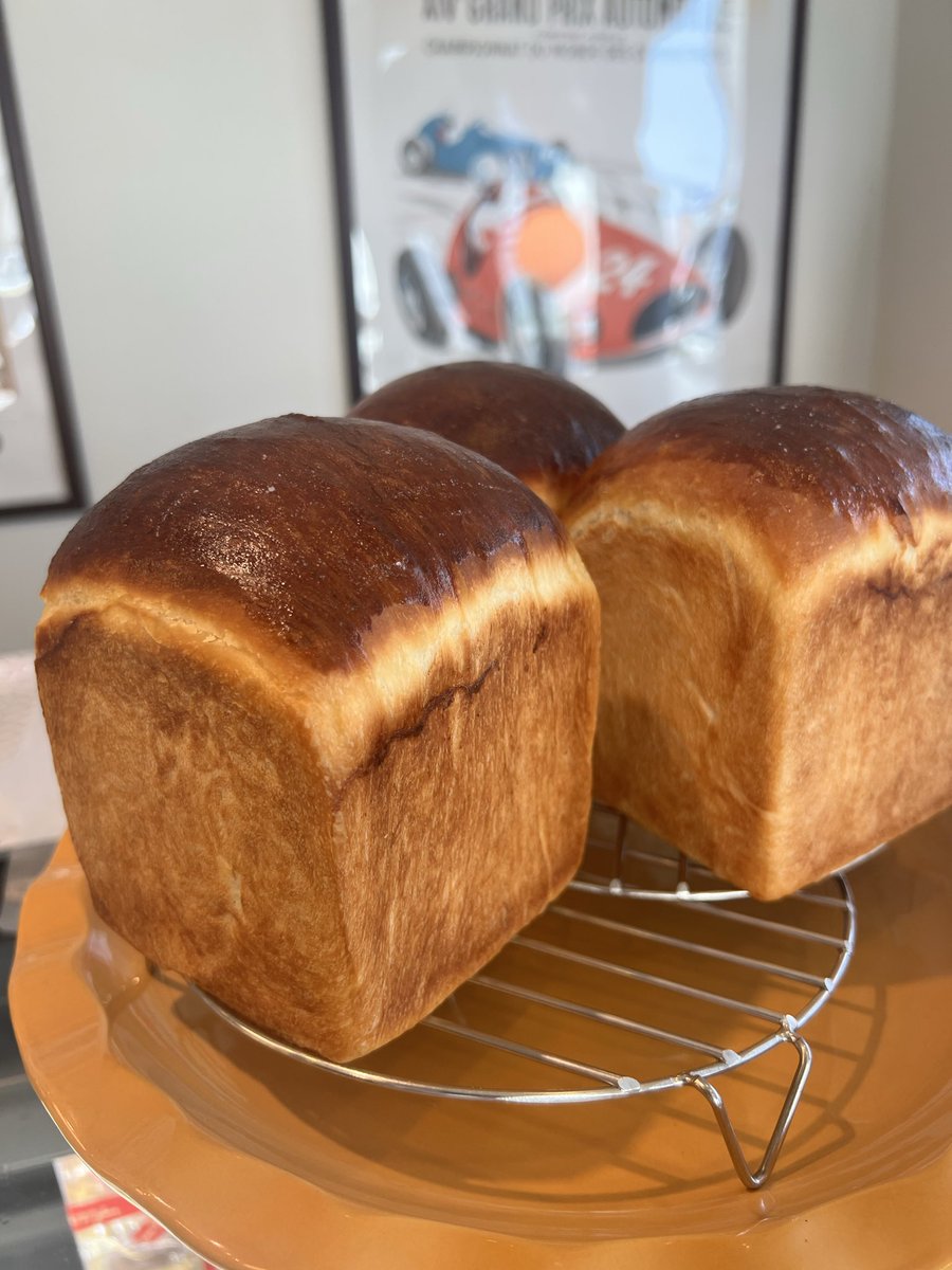 yukio_nishino's tweet photo. 焼き上がりましたよ❗️
お店に並べみました。 https://t.co/QFuaKrQQKA