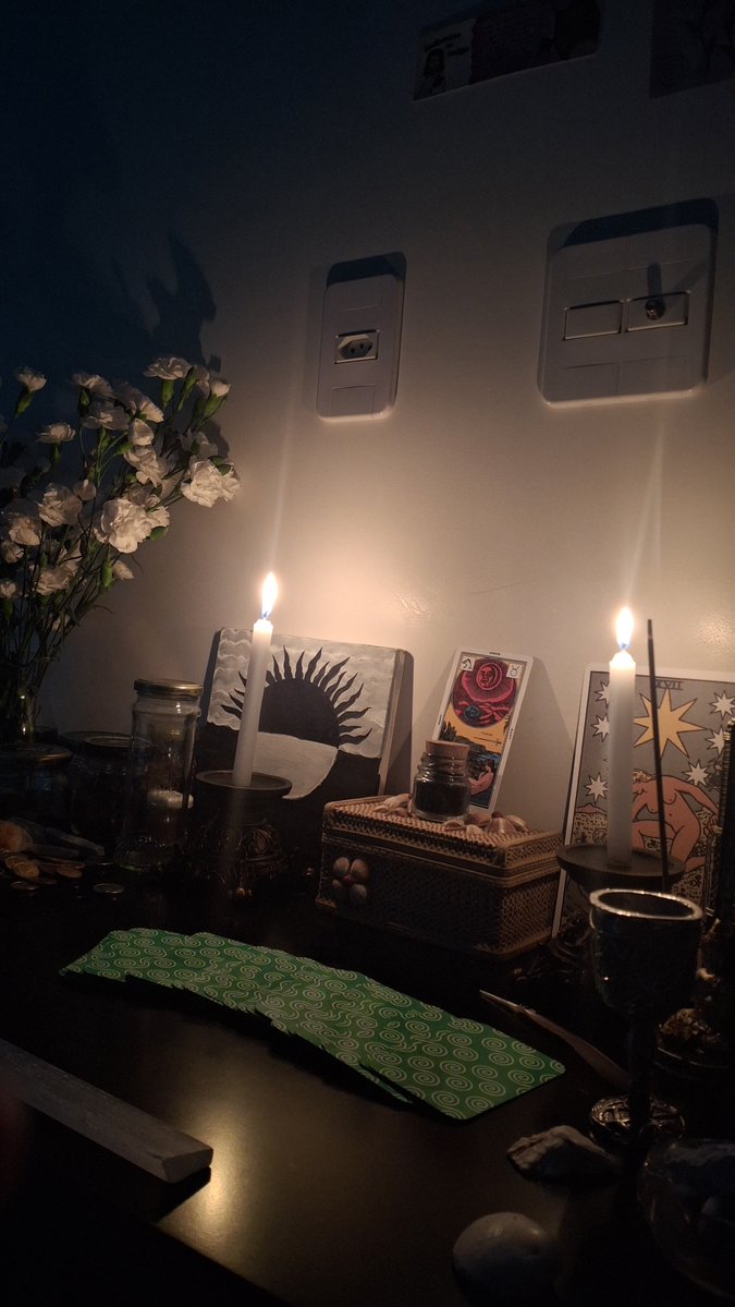 MysteryLuaa's tweet photo. Hoje tiramos o dia para arrumar o novo lugar do nosso altar 🃏✨️ https://t.co/qEMlk6V68L