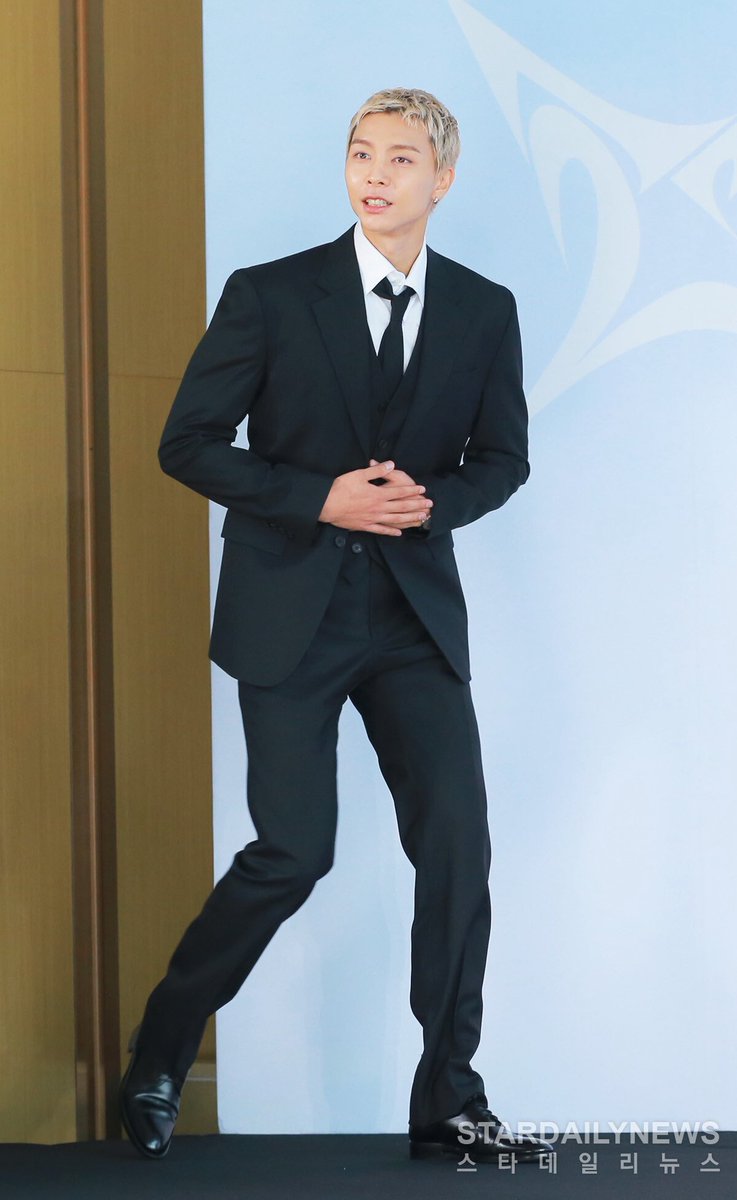 jsuhsource's tweet photo. 260824 - NCT 127 Johnny, ‘Making a Polite Entrance With Both Hands Folded’

🔗 https://t.co/WGGFm3fCFT

#JOHNNY #쟈니
#NCT127  #BLINGY https://t.co/fSoaCHejlT