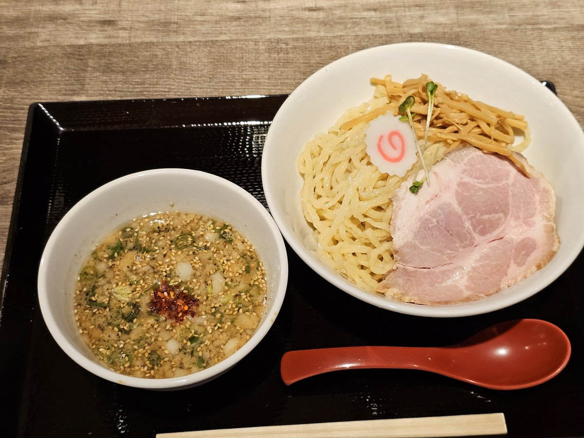 susepoti's tweet photo. 喜多方こってりつけ麺@くじら食堂
五所川原エルムのくじら食堂さんへ！煮干の効いたキレのあるつけ汁に背脂の甘味が加わり美味しい😋平打ちの柔らかめの麺がよく合います！チャーシューやメンマも美味しく、完成度の高い喜多方つけ麺でした🍜👏妻は和渦の冷やしとうもろこしを🌽 https://t.co/XFfXyF3jEM
