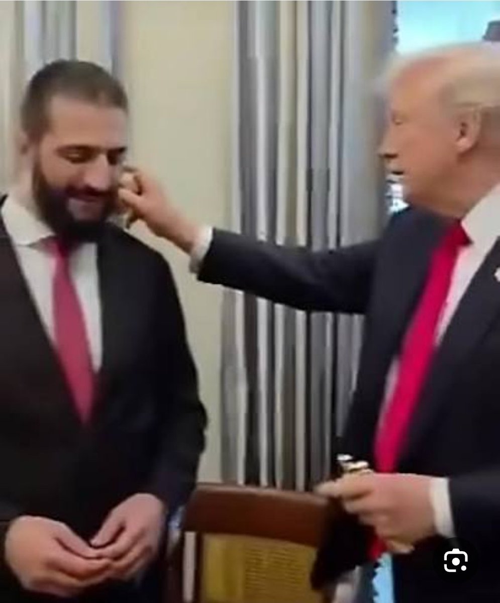 Holacooo313's tweet photo. @TarekKhala76810 @3zJamal وما علينا الشيطان الأكبر يلي رشرشلك عطر ؟

هالشيطان مدللك عكثر الشيطنة عندك ومطيع له😂 https://t.co/mPRu8KFXAU