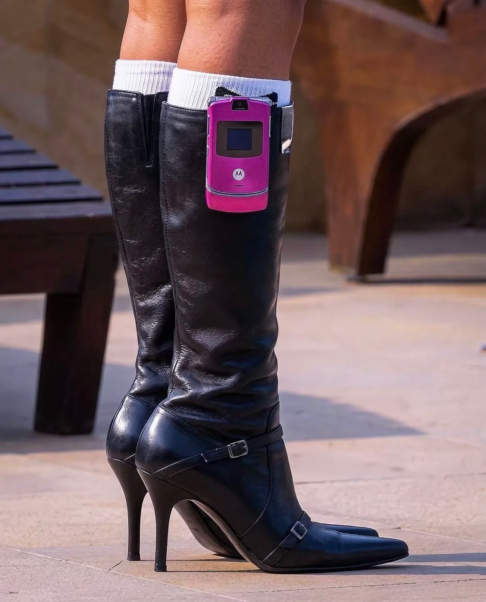 cyruspuente's tweet photo. a prova é o icônico v3 na bota!!! a anahi sempre será referência em qualquer geração.

o impacto dessa mulher é atemporal https://t.co/ZlWDRnXE3W