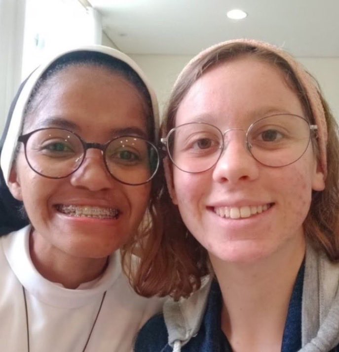 Indie5051's tweet photo. Dos monjas que no se caían bien cuando se conocieron en un convento, terminaron enamorándose, y casándose después de dejar la vida religiosa.

Francília Costa y Luiza Silvério se casaron en una ceremonia civil al aire libre en octubre de 2025, seis años después de conocerse en un convento de Brasil en 2019, donde al principio no se caían nada bien.