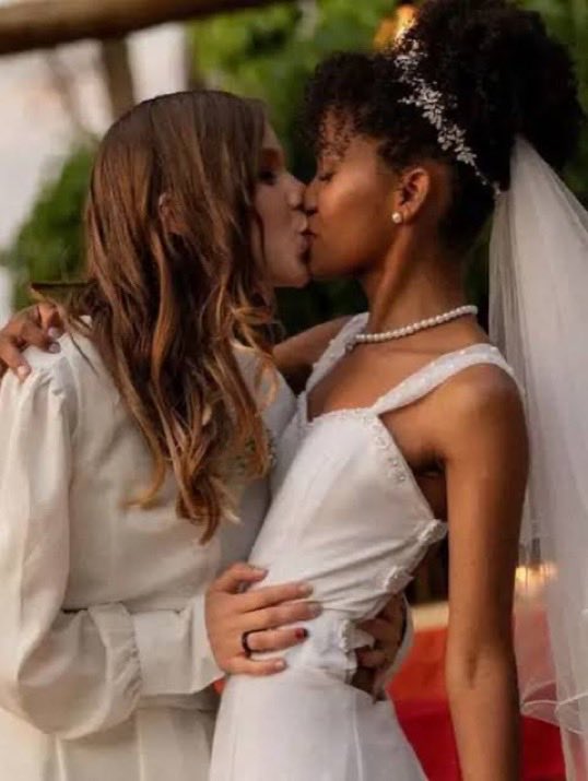 Indie5051's tweet photo. Dos monjas que no se caían bien cuando se conocieron en un convento, terminaron enamorándose, y casándose después de dejar la vida religiosa.

Francília Costa y Luiza Silvério se casaron en una ceremonia civil al aire libre en octubre de 2025, seis años después de conocerse en un convento de Brasil en 2019, donde al principio no se caían nada bien.