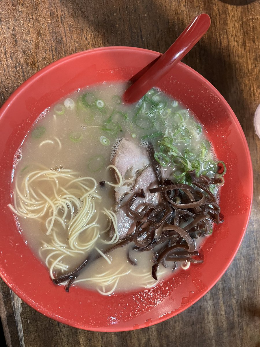 urotan_ceo's tweet photo. 大宮メロディ

本格九州豚骨

1100円はちと高いか🤔
店の雰囲気は良く、お酒とつまみが豊富なのはよき！

#大宮　#豚骨ラーメン https://t.co/dSgFaWWCIY