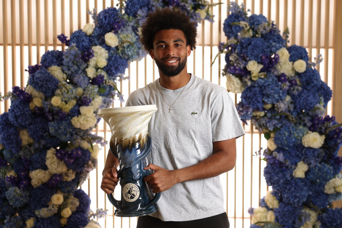 CincyTennis's tweet photo. The perfect accessory 🏆

#CincyTennis | @ArthurFils https://t.co/RtTpVMNuPO