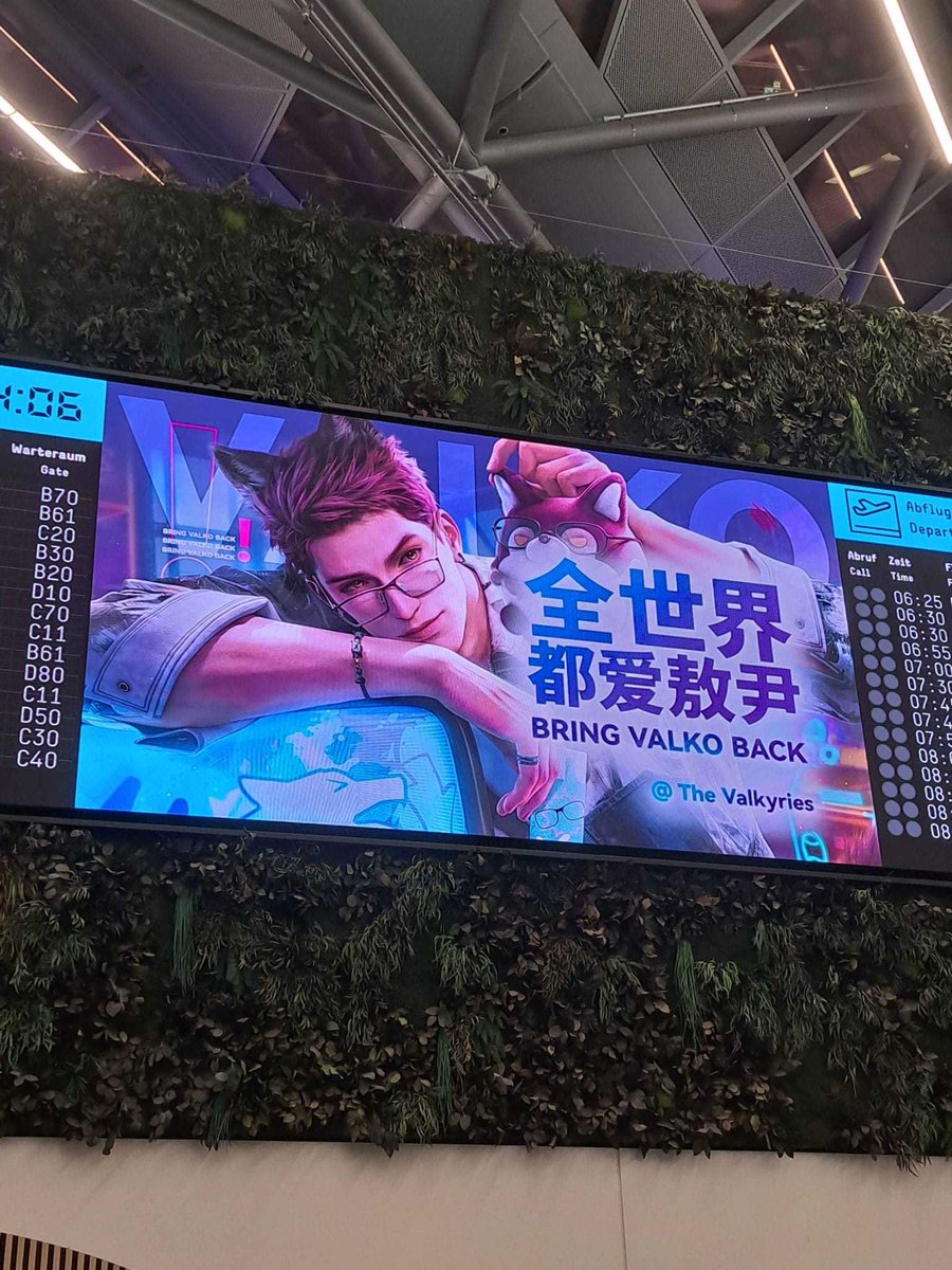 forlishen_'s tweet photo. CN girlies prepared multiple screens up for Valko at Germany airport! If you’re heading to gamescom, do keep a lookout 🤭

#BringValkoBack #敖尹才是文化出海 #ValkoIsThe6thLI https://t.co/YhWuCx1Fs5