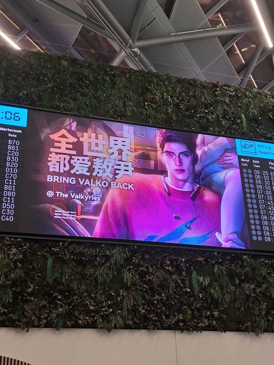 forlishen_'s tweet photo. CN girlies prepared multiple screens up for Valko at Germany airport! If you’re heading to gamescom, do keep a lookout 🤭

#BringValkoBack #敖尹才是文化出海 #ValkoIsThe6thLI https://t.co/YhWuCx1Fs5