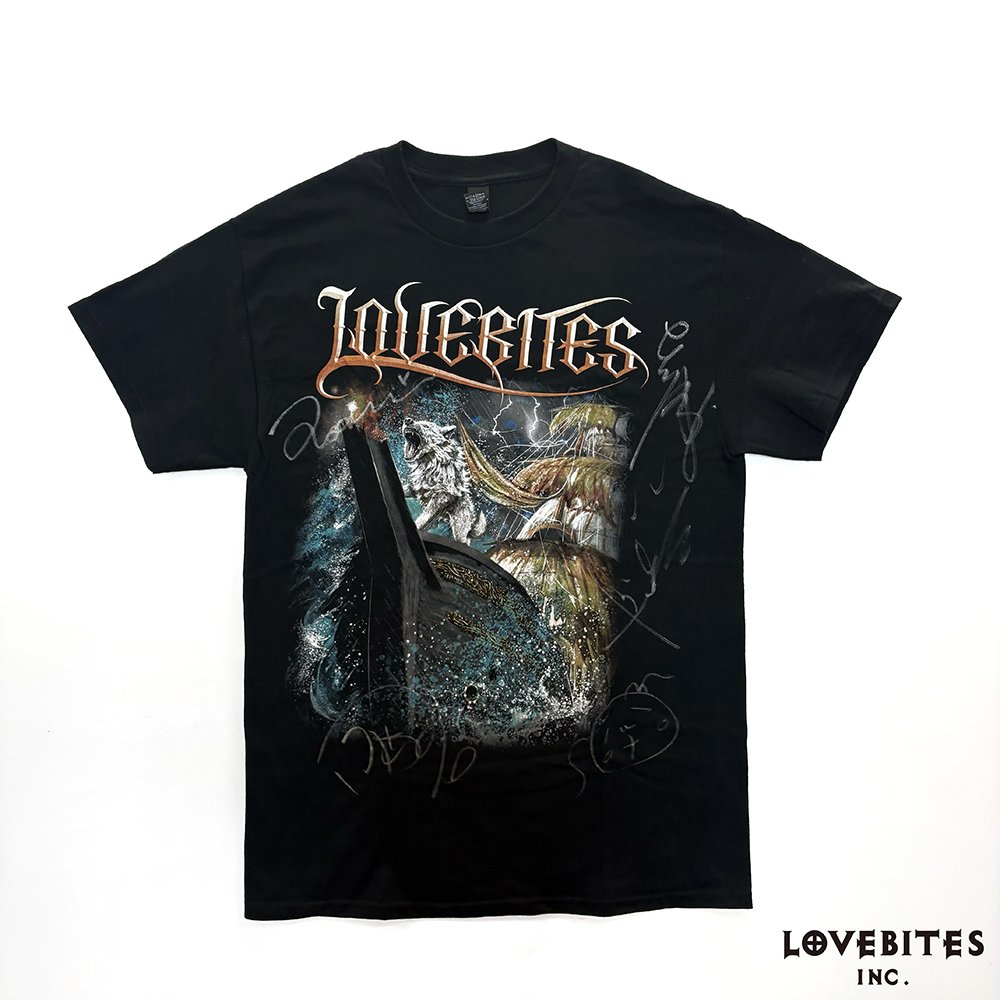lovebites_jp's tweet photo. 🏢LOVEBITES INC.🏢
会員様へのマンスリープレゼント企画
👕OUTSTANDING TOUR - EU/UK 2026 T-shirtにメンバー全員のサインを入れて1名様にプレゼント！
ファンクラブ会員のみなさまのエントリーお待ちしてます‼️

新規入会の方のご参加大歓迎‼️
https://t.co/EJSZsc3ZU0

応募〆切⏳2026/8/31(月)23:59 まで

#LOVEBITESINC