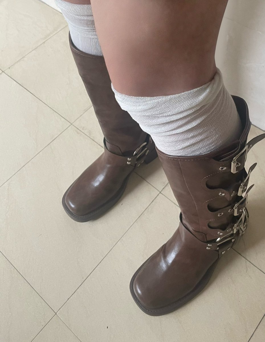 bubiranonim's tweet photo. 一个星期穿棕色靴子上班 day1
想要主人穿一天的过膝袜吗？？
#boots #靴子 #长靴 https://t.co/3VA1RoNxIr