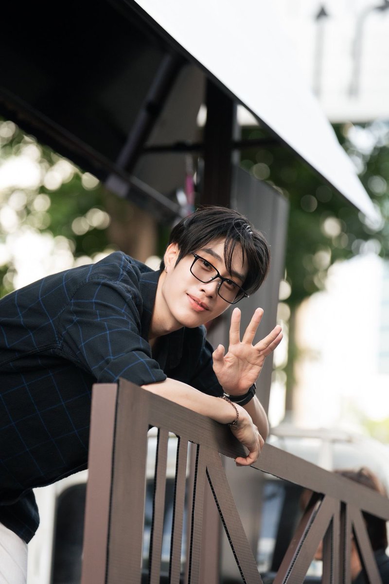 Toonshim's tweet photo. แว่นมานี่มา หล่อเกินพ่อคุณเอ๊ยยยย

TFO CHARNJET 1Y BUSKING
#บัสกิ้ง1ปีตฟวกับที่คั่นหนังสือ https://t.co/KR5SV6Aj6f