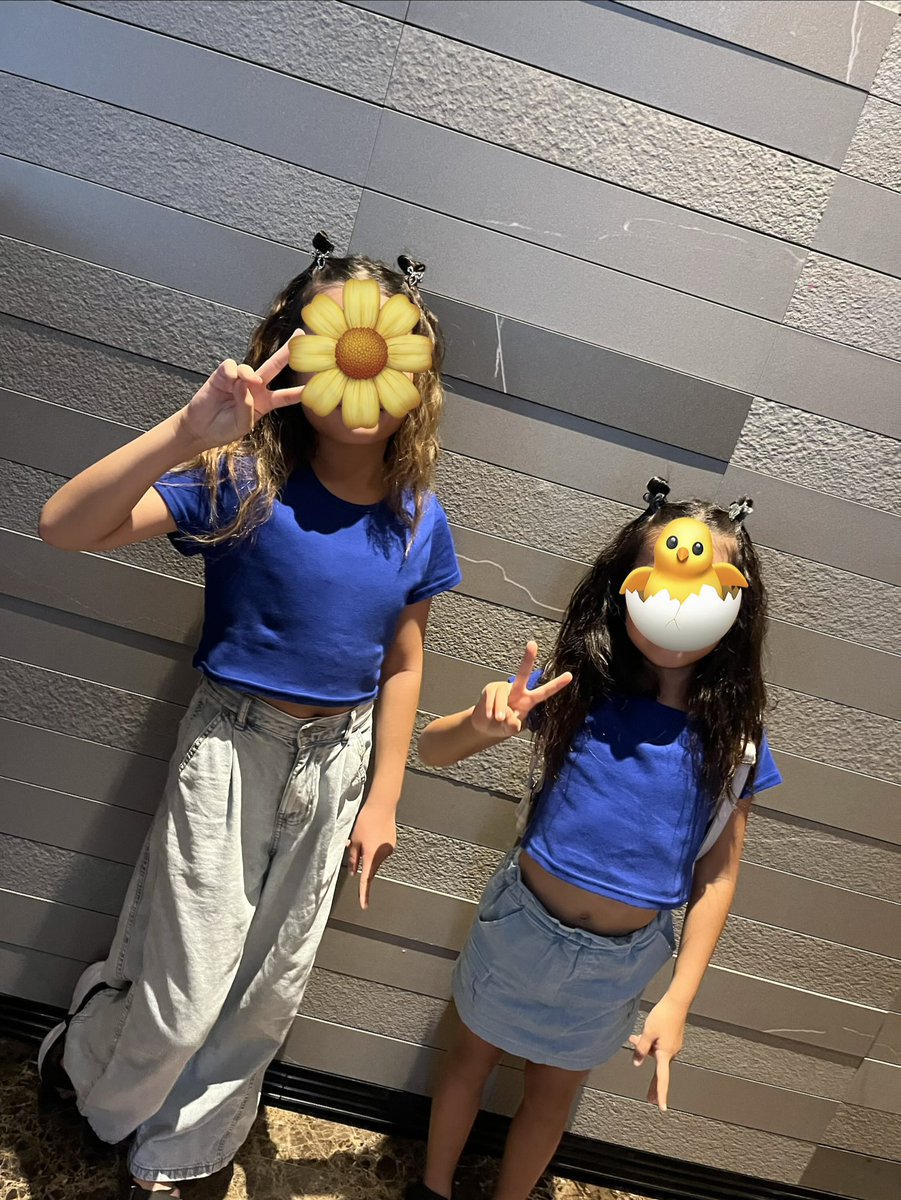 Ma_na_tosan's tweet photo. MV青色衣装のライブから今日で一年みたい✨
娘ズ連れてSAで仮眠しながら遠征したなぁ🚗💨
青色の服準備したり、みんなグッズ販売並んでるのに我が家はニンテンドーショップに並んだり😁
会場までタクシー捕まらずに汗だくで歩いたり💦
良い思い出や🩷💙💛💜🤍❤️
#BiTEASHOCK
#バイショ https://t.co/GFy6dLAveb