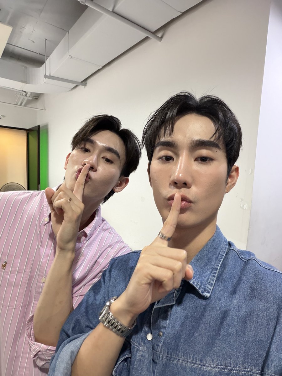JnieeJn's tweet photo. ((แหวนคู่ฟอสก็ซื้อให้ใส่ ล่าสุดฟอสป้ายยา whoop คืออยากให้มีไอเทมคู่กันงี้ปะ ยัยบุ๊คจะไปรู้อะไร🙂‍↔️)) https://t.co/7zYk6IfpwU