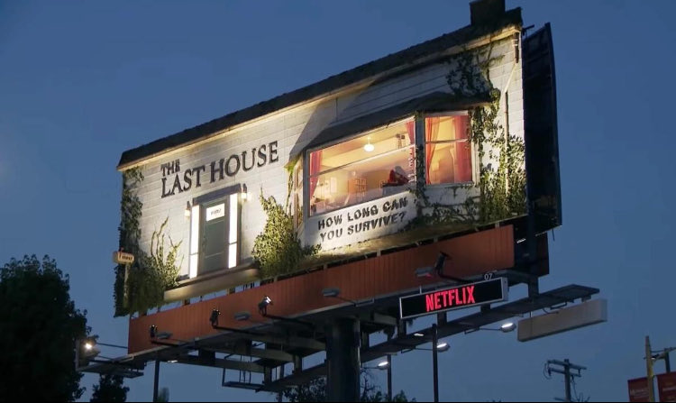 creative_i_p's tweet photo. Netflix『The Last House』は、LAのビルボード上に“家”を建設。
しかも男性が3日間、本当にそこで生活。
映画は「家から出られなくなる」物語。
キービジュアルを街に貼るのではなく、物語の設定そのものをOOHにする施策です。 https://t.co/FOIMW7nYSo