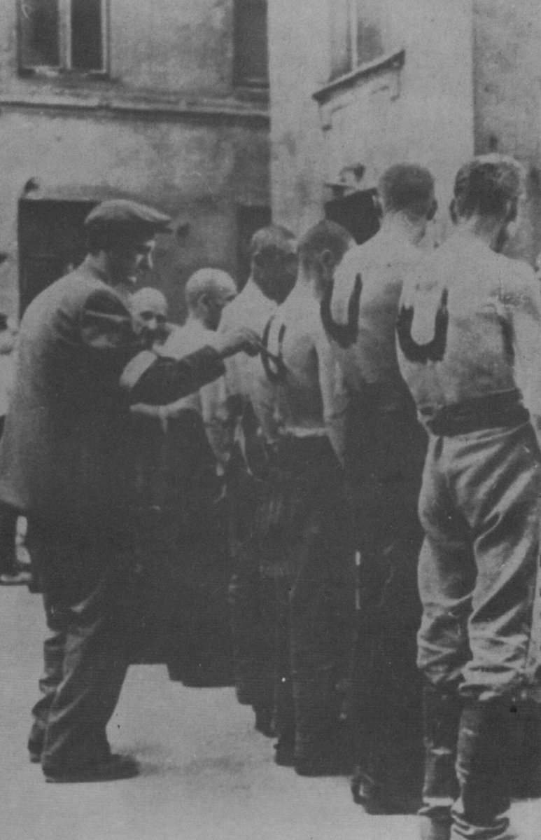 JanDlugosz1415's tweet photo. Ukraińska V kolumna w Polsce świętuje dziś "niepodległość". Chichot historii jest taki że na wzór koszulki wzięli sobie dużą literę "U". Tę samą, którą w czasie Powstania Warszawskiego znaczono wziętych do niewoli ukraińskich kolaborantów Hitlera, morderców i bandytów. Wymowne. https://t.co/yTp8j0R0sa